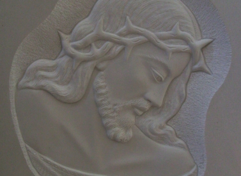Cristo con corona di spine su marmo bianco